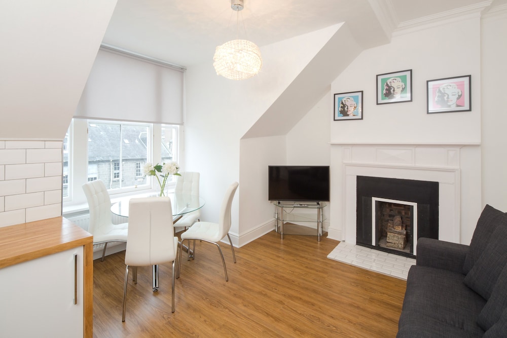 Edinburgh Castle Apartments And Suites 32/55