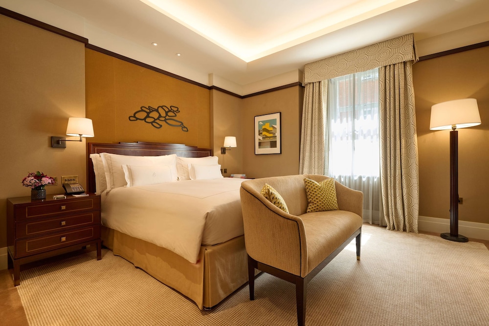 MAYFAIR, SUITE