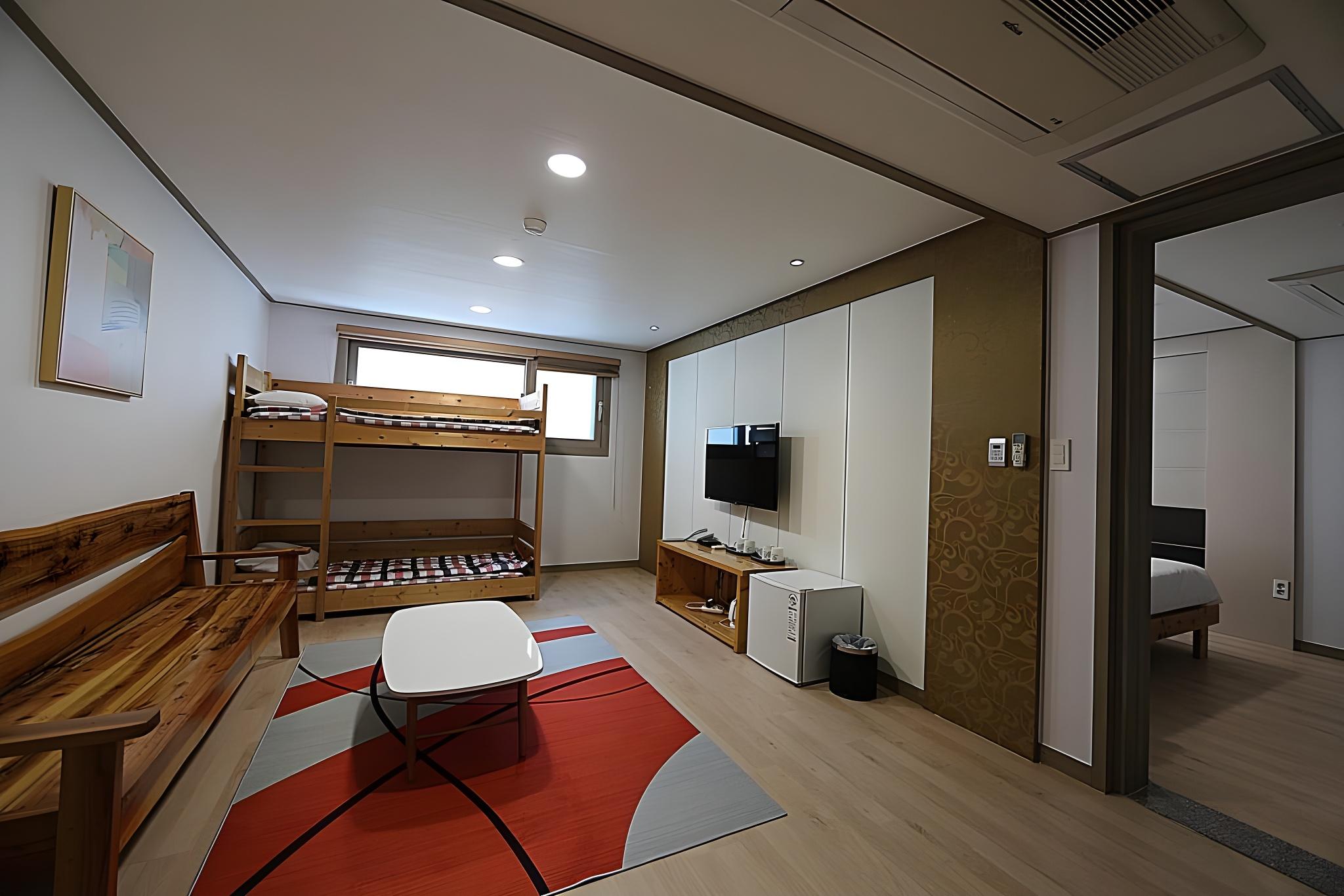 2 Bedrooms, Kids Family