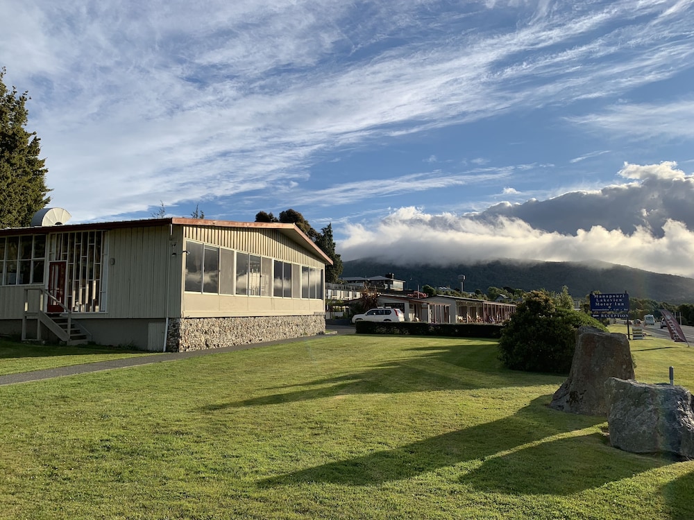 MANAPOURI LAKEVIEW MOTOR INN 63/69
