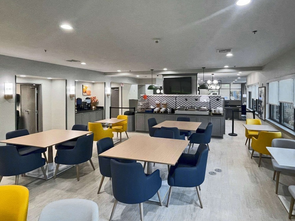 Comfort Suites Mobile-South Alabama University Area 35/43