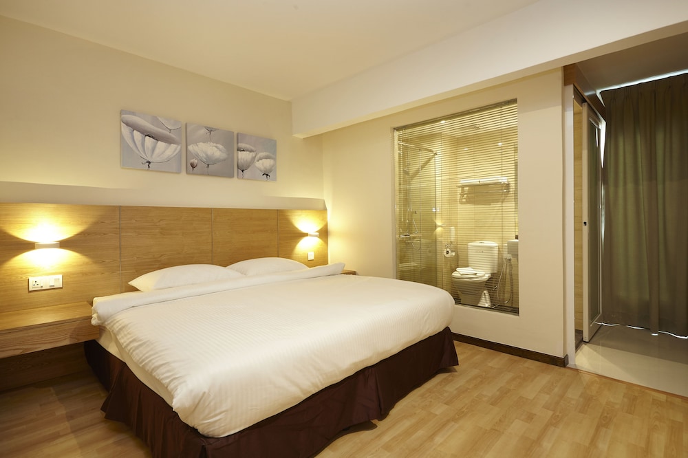 Hotel Six Seasons 20/50