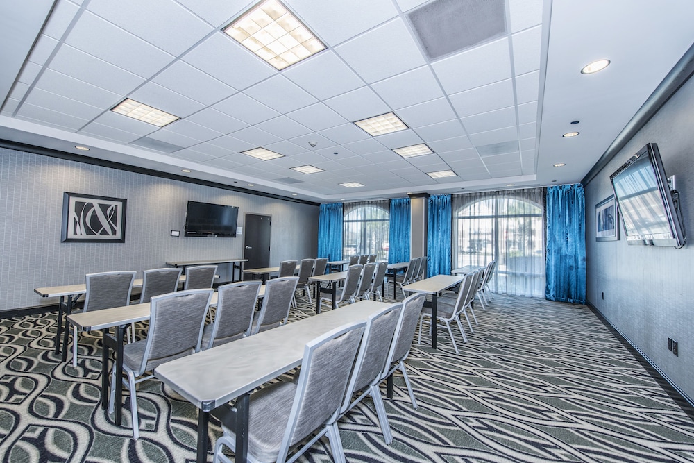 Holiday Inn Express Hotel And Suites Charleston Arpt Conv Ctr Area 60/67