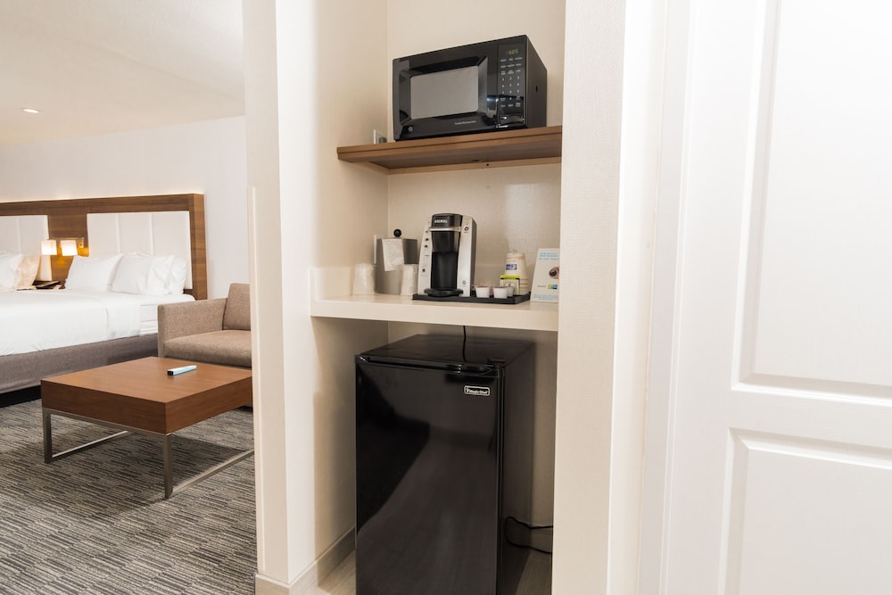 Holiday Inn Express Hollywood Walk of Fame An Ihg Hotel 27/65