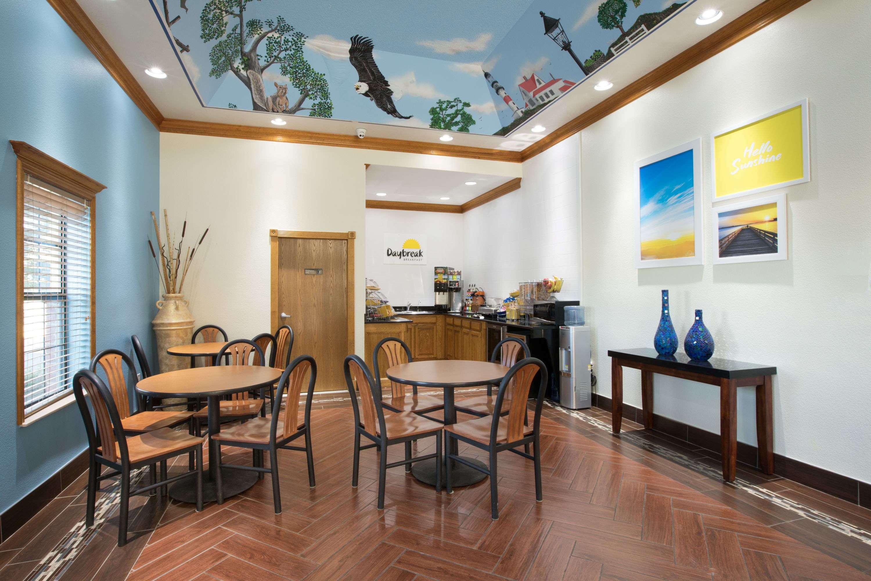 Days Inn & Suites by Wyndham Big Spring 22/28