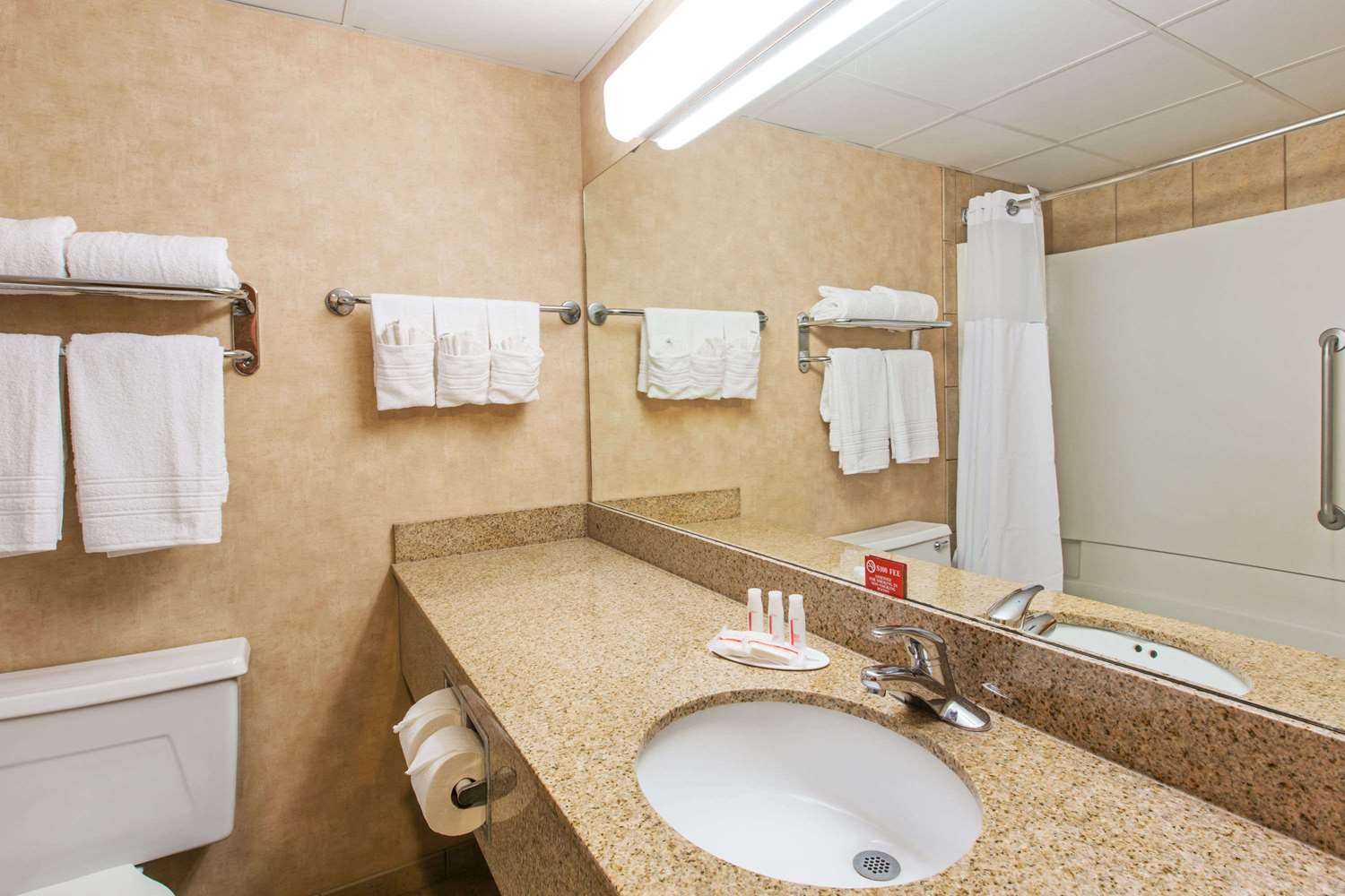 Ramada by Wyndham Sioux Falls Airport-Waterpark & Event Ctr 34/39