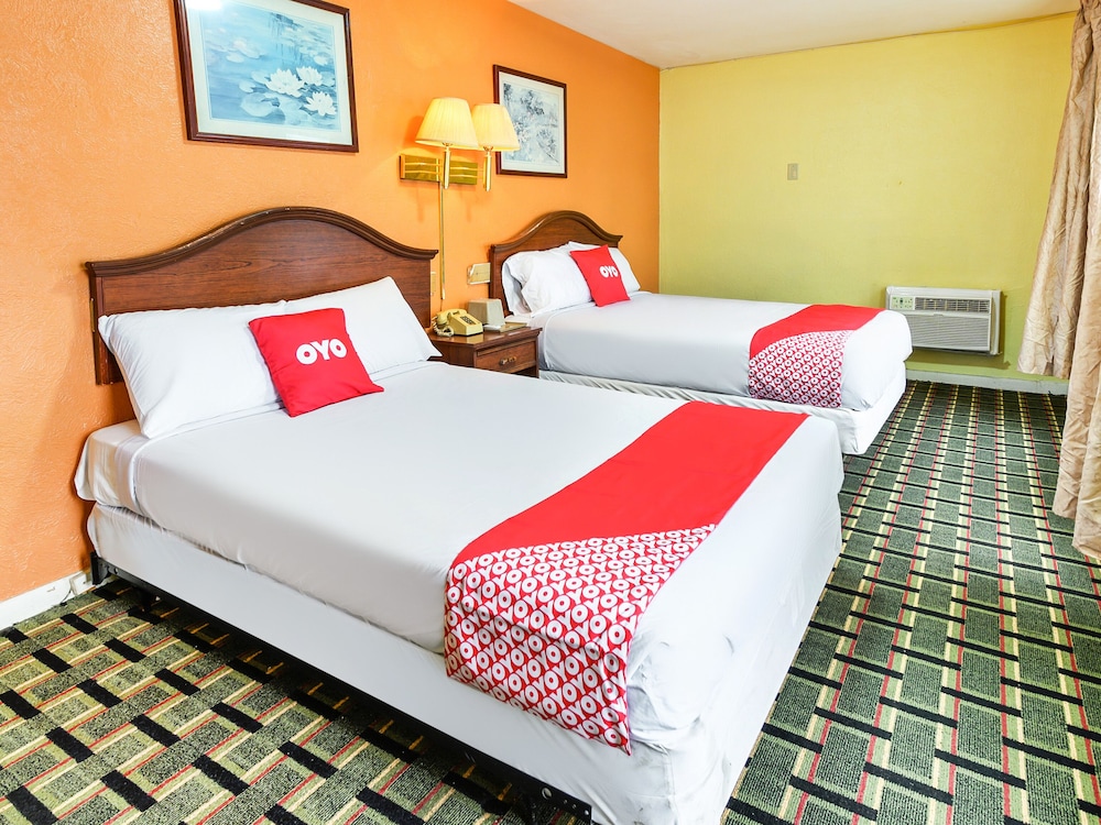 OYO Hotel Downtown Peoria I-74 11/58