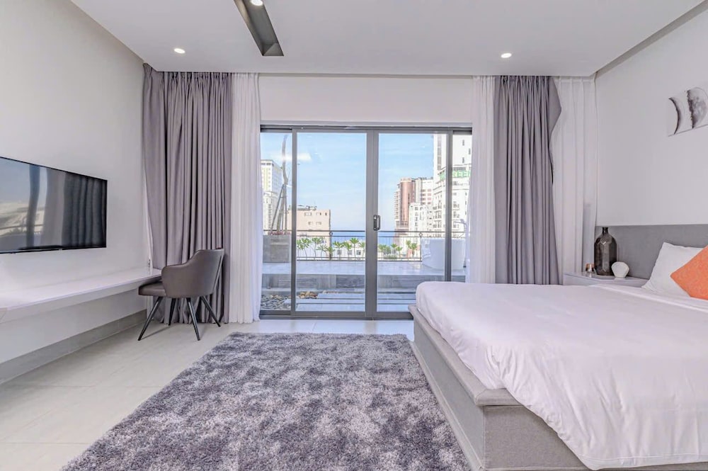 PREMIER, DOUBLE BED, CITY VIEW, BALCONY
