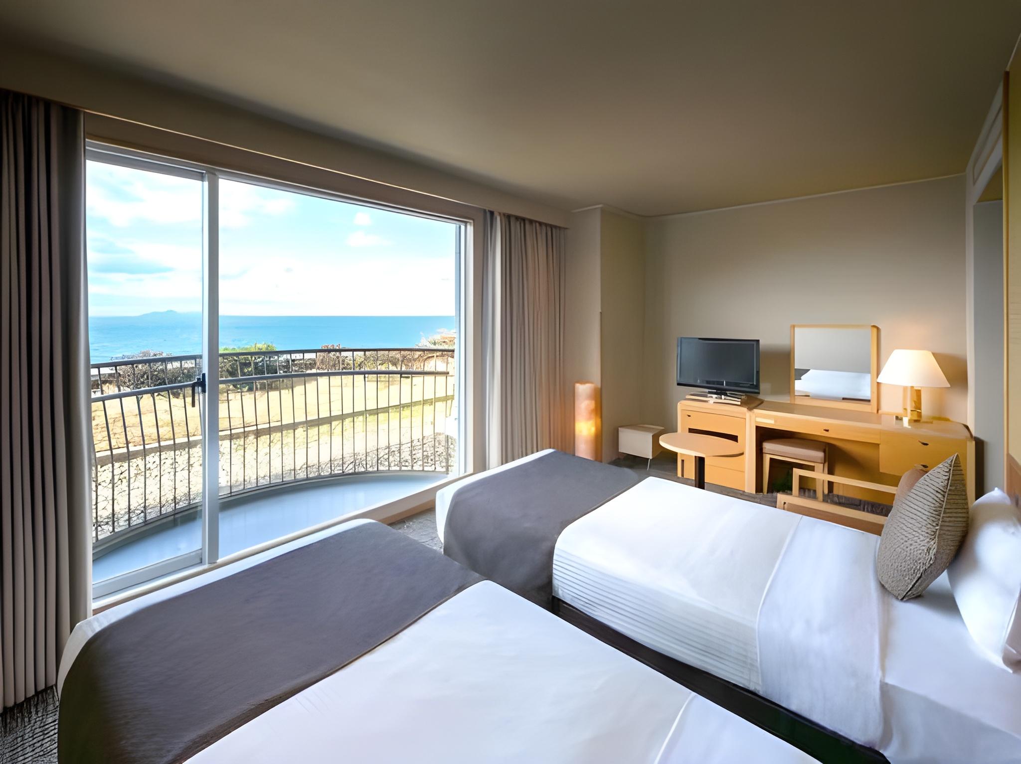 Adjoining, Twin Beds, Ocean View, Private Bathroom