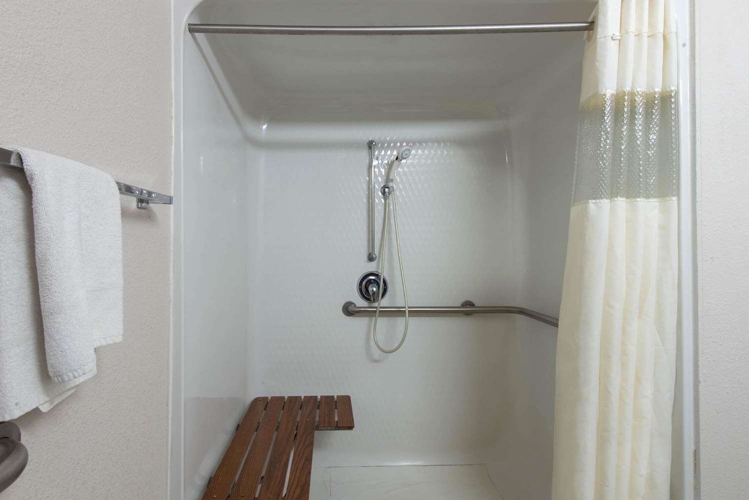 La Quinta Inn & Suites by Wyndham Erie 29/51