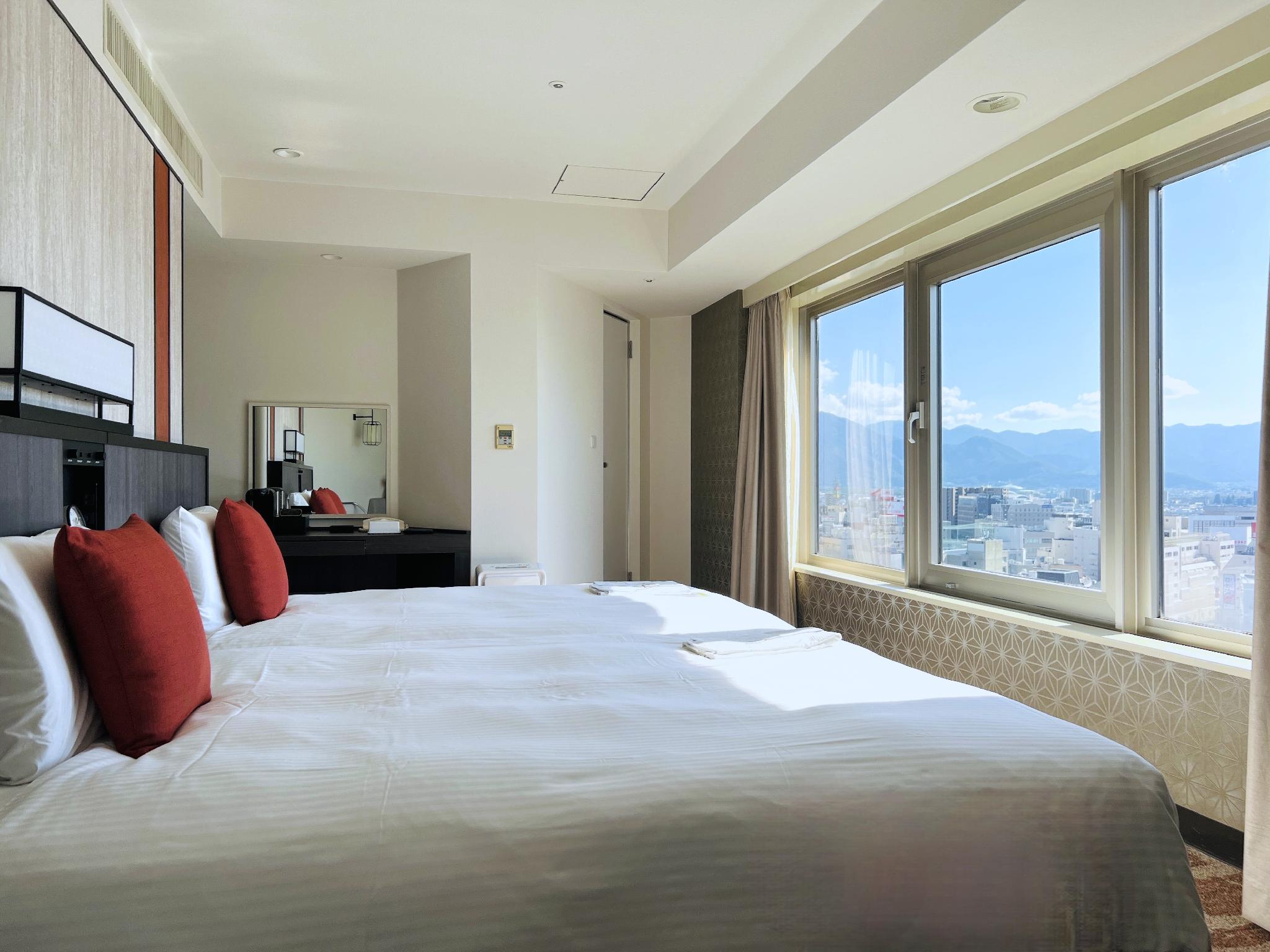Room, Twin Beds, J Floor, Corner