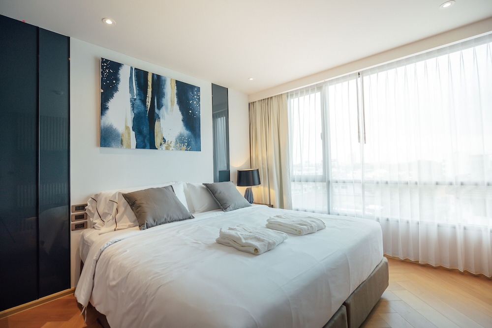 LUXURY, KING BED, KITCHENETTE