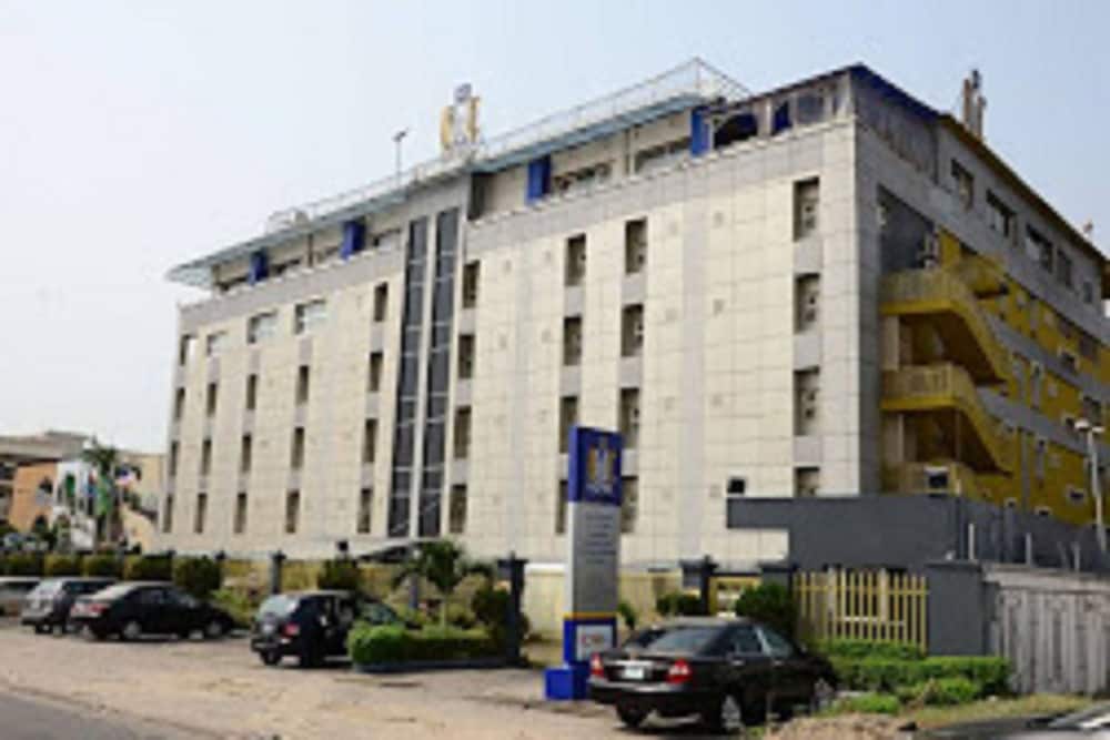THE ISLAND HOTEL 34/39