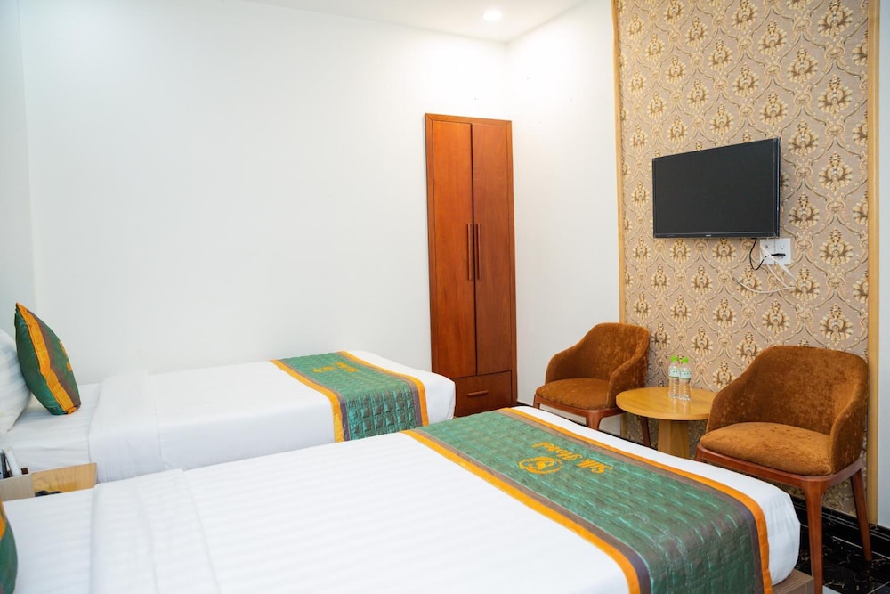 RedDoorz Plus near Tan Son Nhat airport 2 35/50