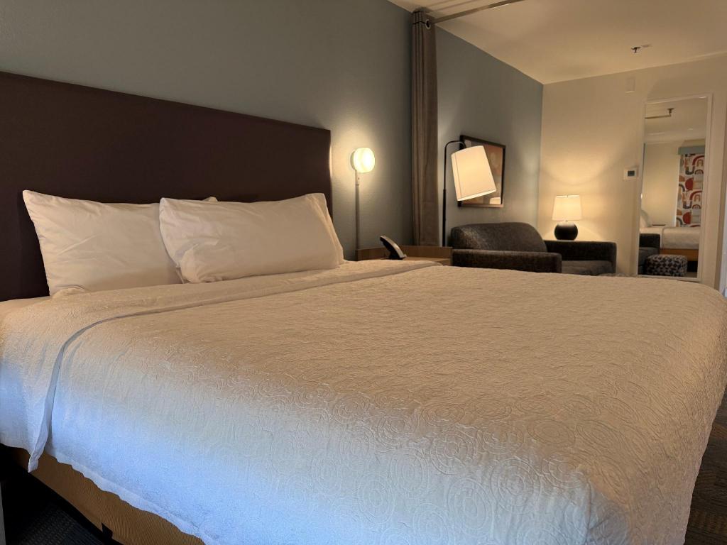 STUDIO, KING BED, PATIO, ACCESSIBLE
