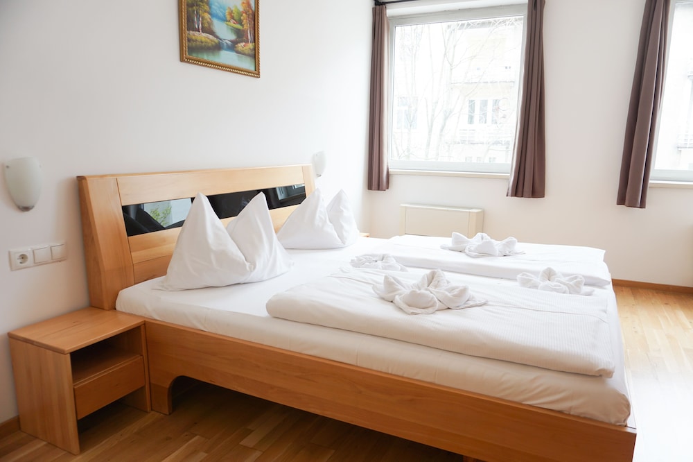 ROOM, DOUBLE BED