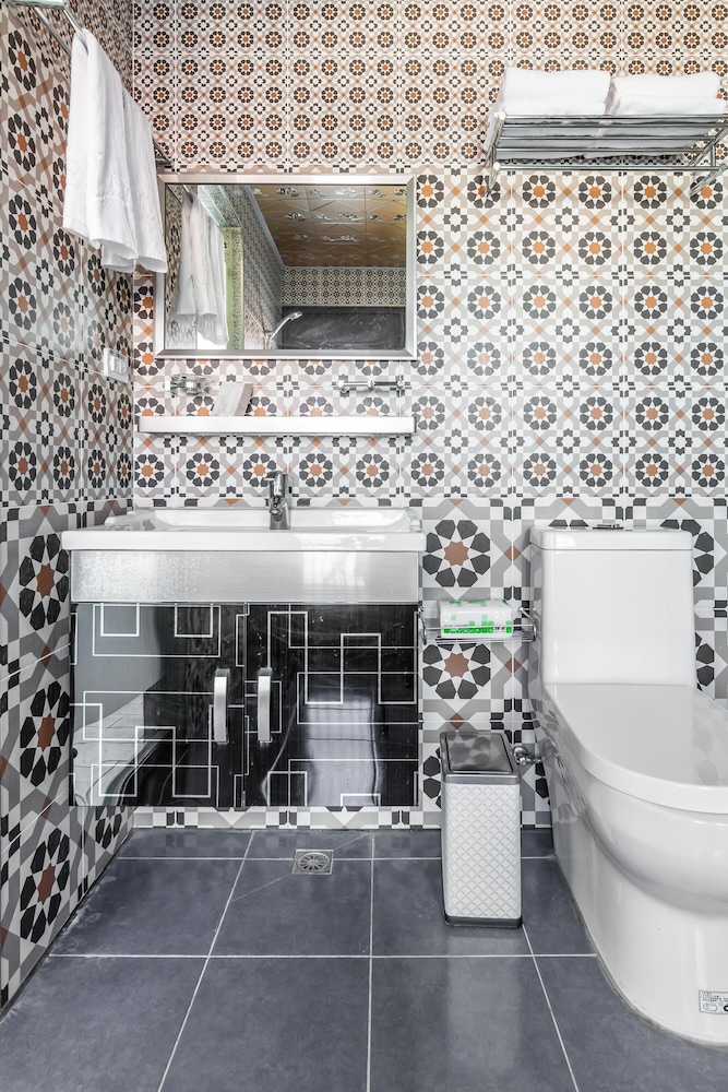 Mambo Boutique Hotel 38/44