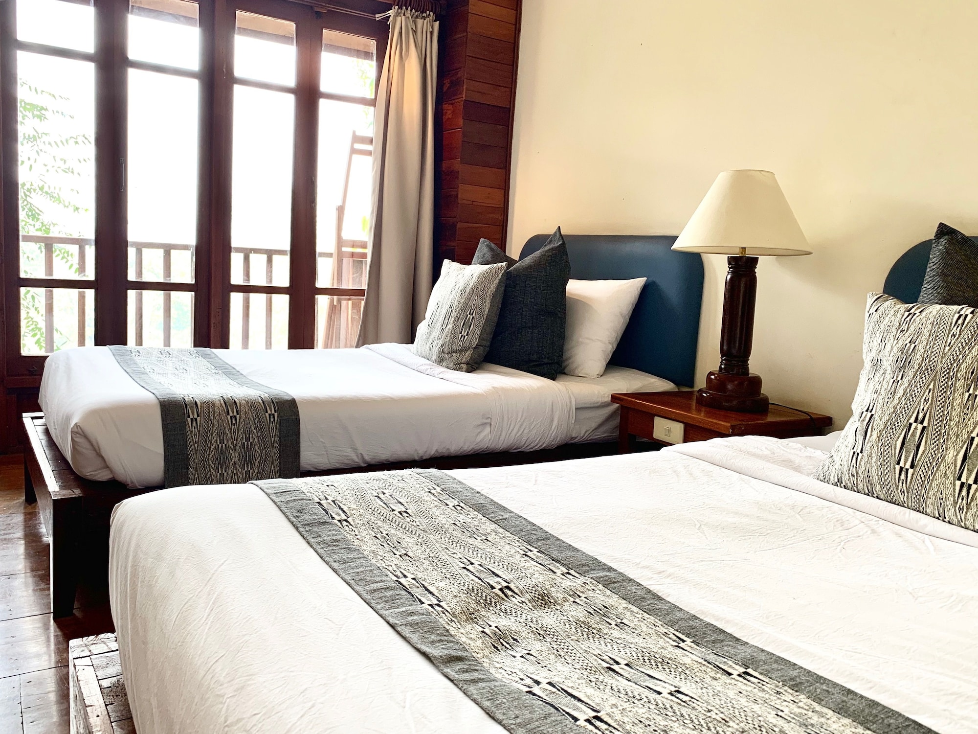 STANDARD, TWIN BEDS, RIVER VIEW
