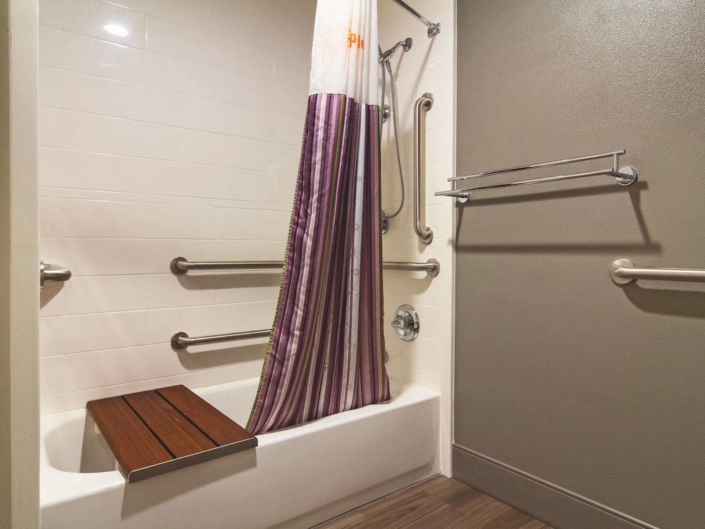 La Quinta Inn & Suites by Wyndham Cleveland - Airport North 18/44