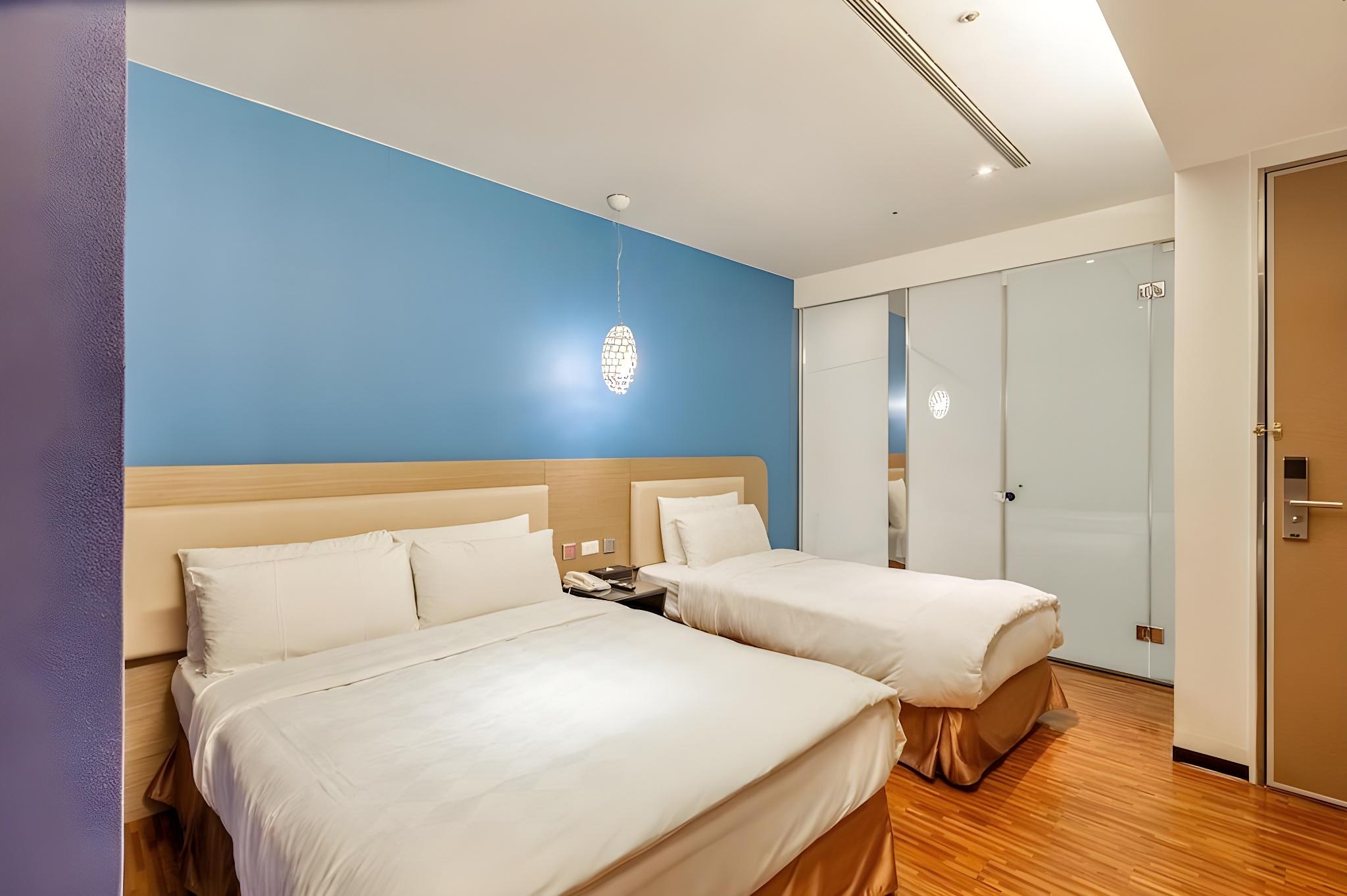 Room, Triple, No Window