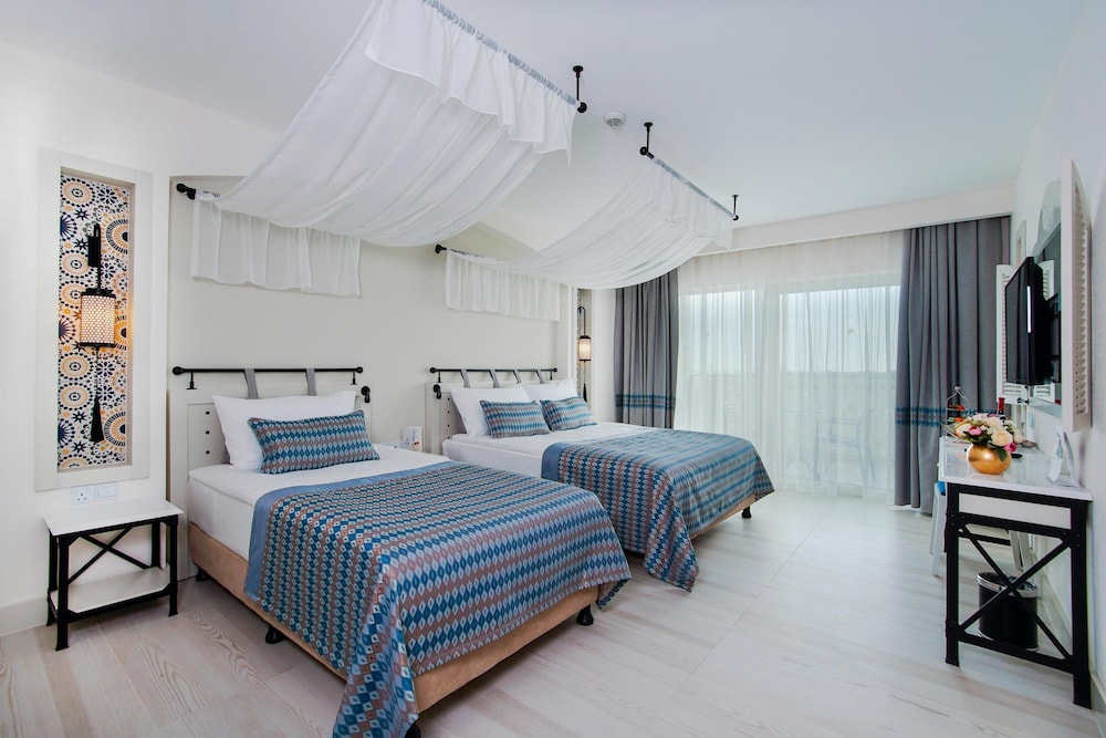 Limak Cyprus Deluxe Hotel 12/50