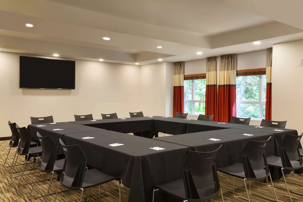 Microtel Inn & Suites by Wyndham Oyster Bay 48/56