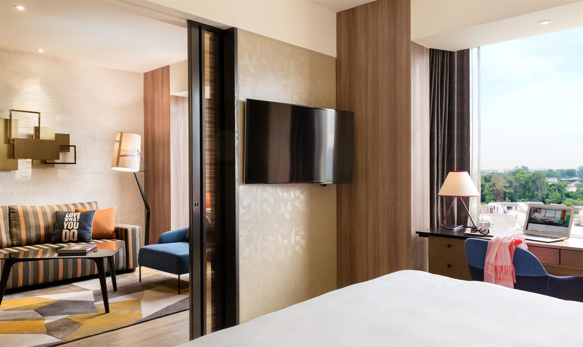 EXECUTIVE, SUITE, KING BED