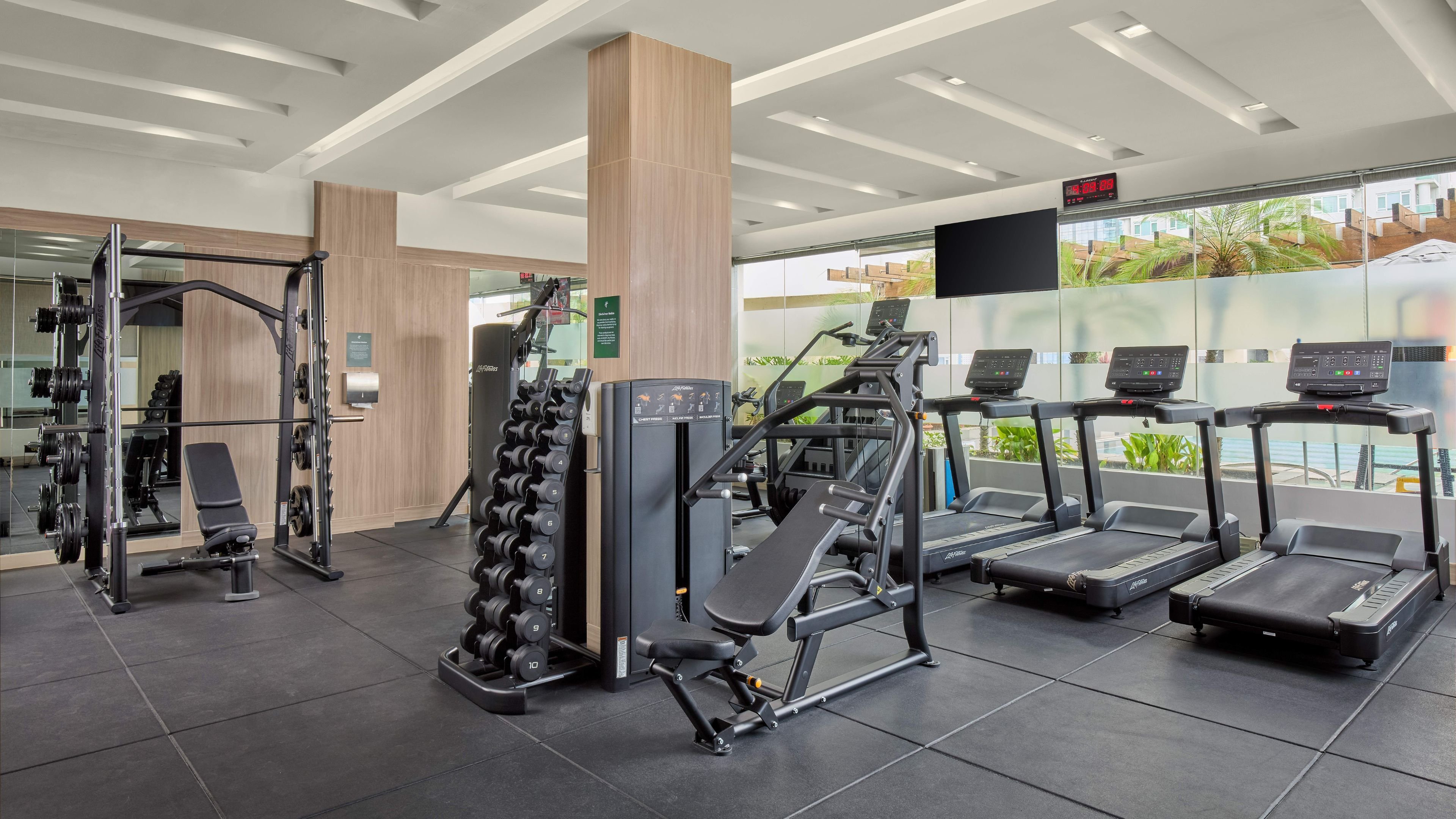 Holiday Inn & Suites Makati 43/75