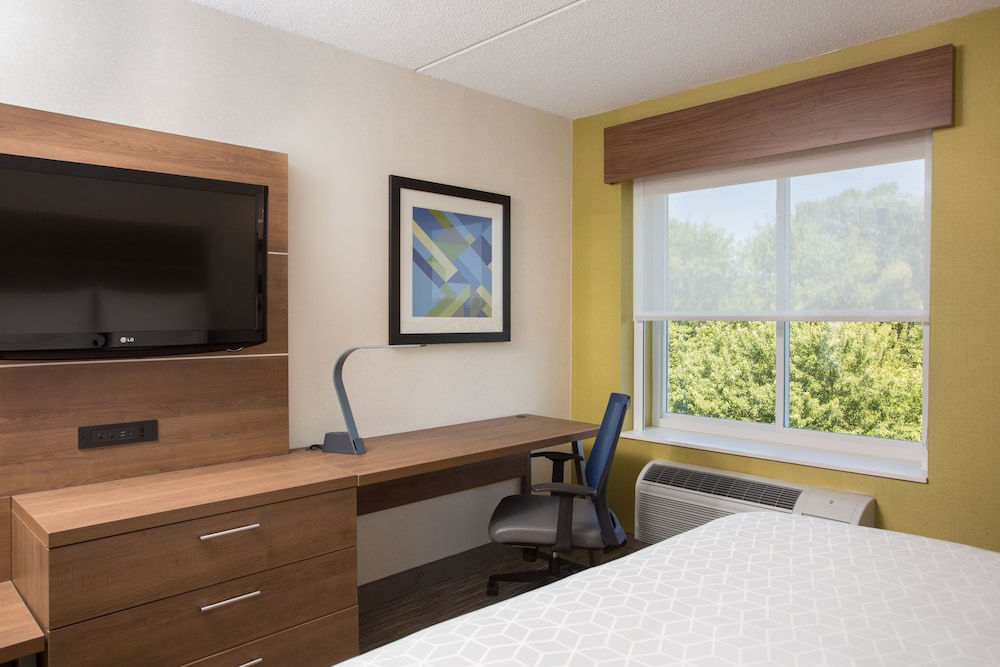 HOLIDAY INN EXPRESS CHELMSFORD 23/65