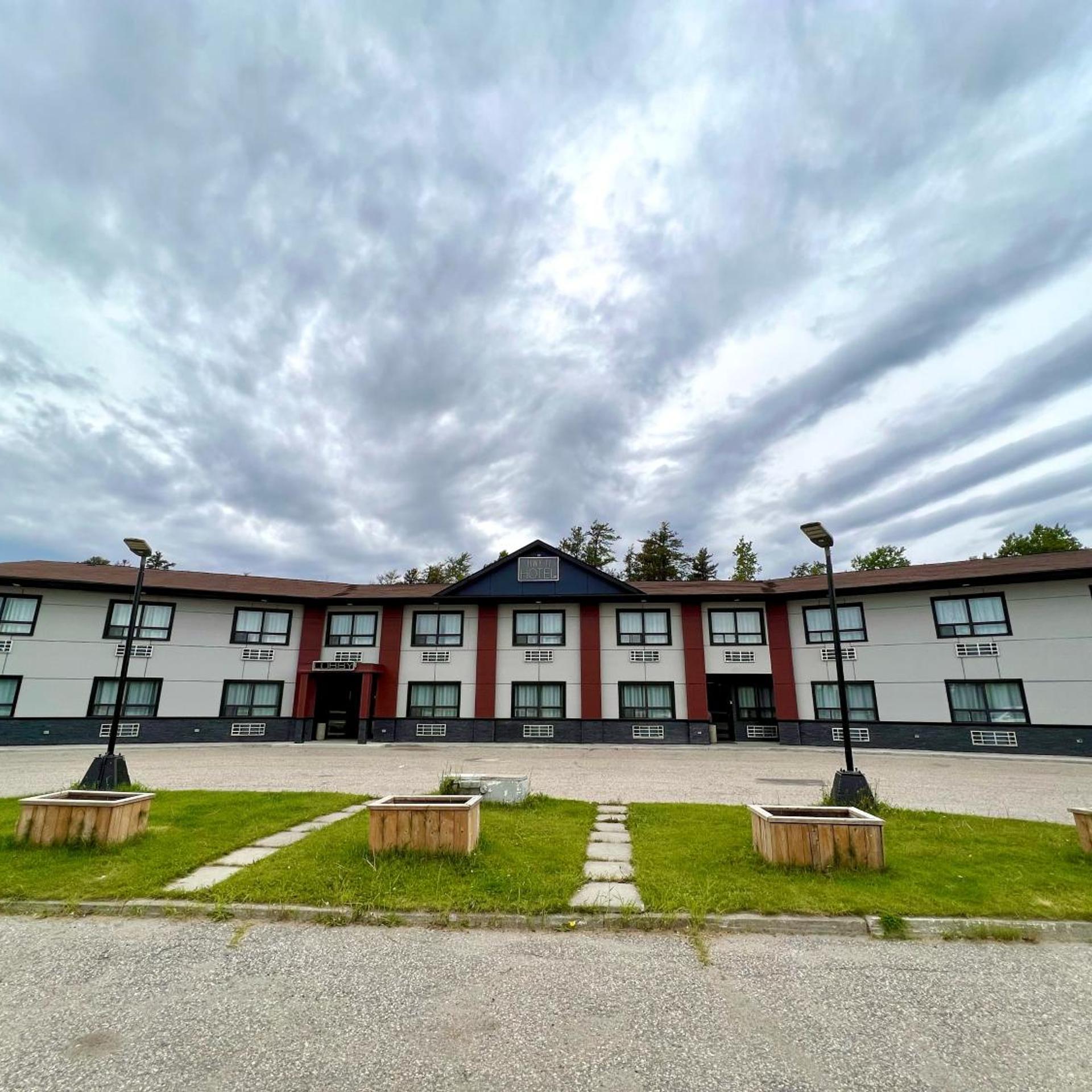 HWY 17 Hotel 43/50