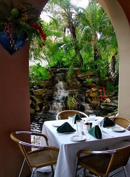 Tahitian Inn Spa 52/64