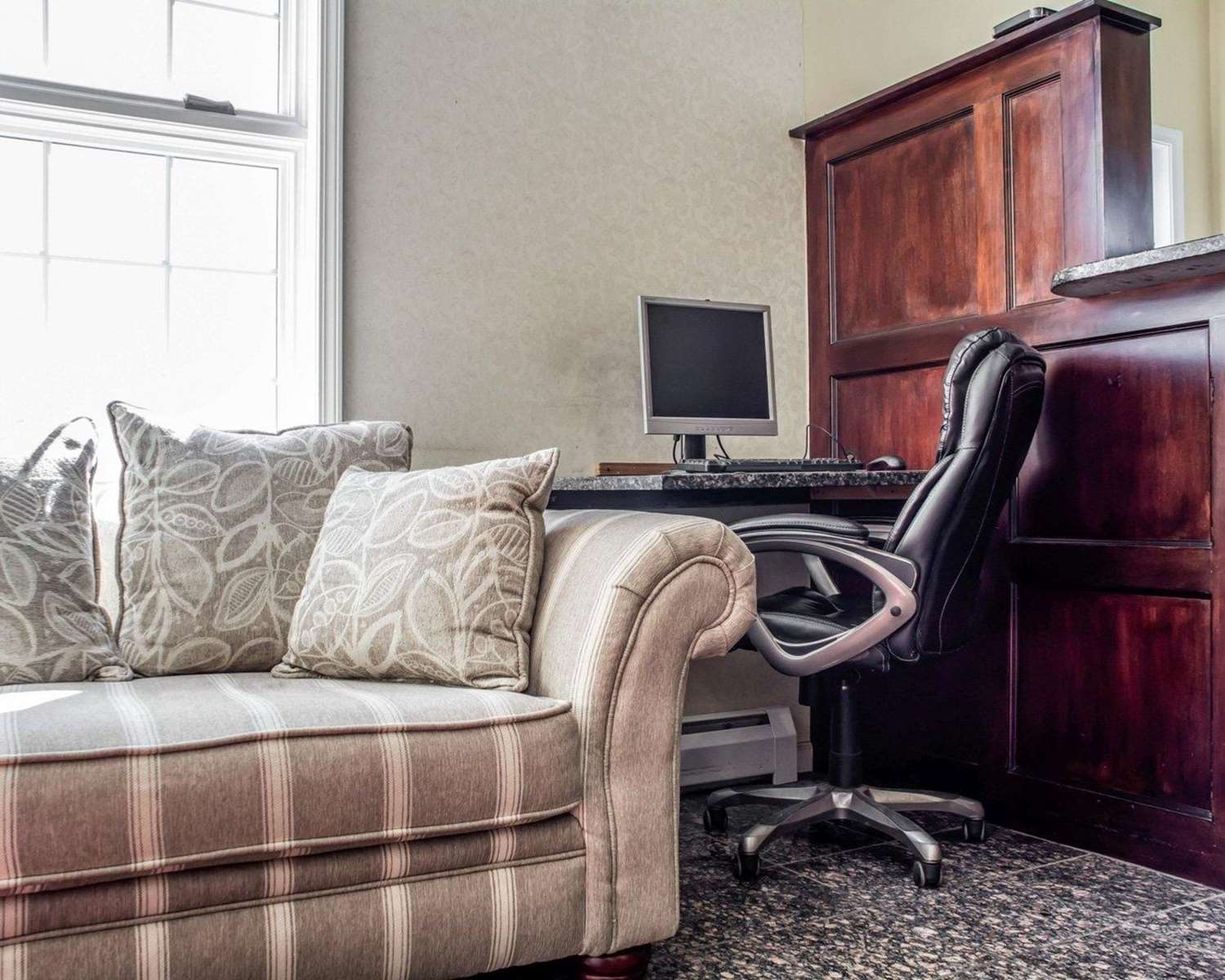 Econo Lodge Inn & Suites North Syracuse Airport 10/13