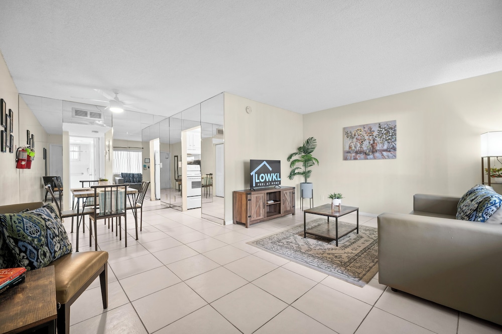 Coco Palms Apartments by Lowkl 11/28