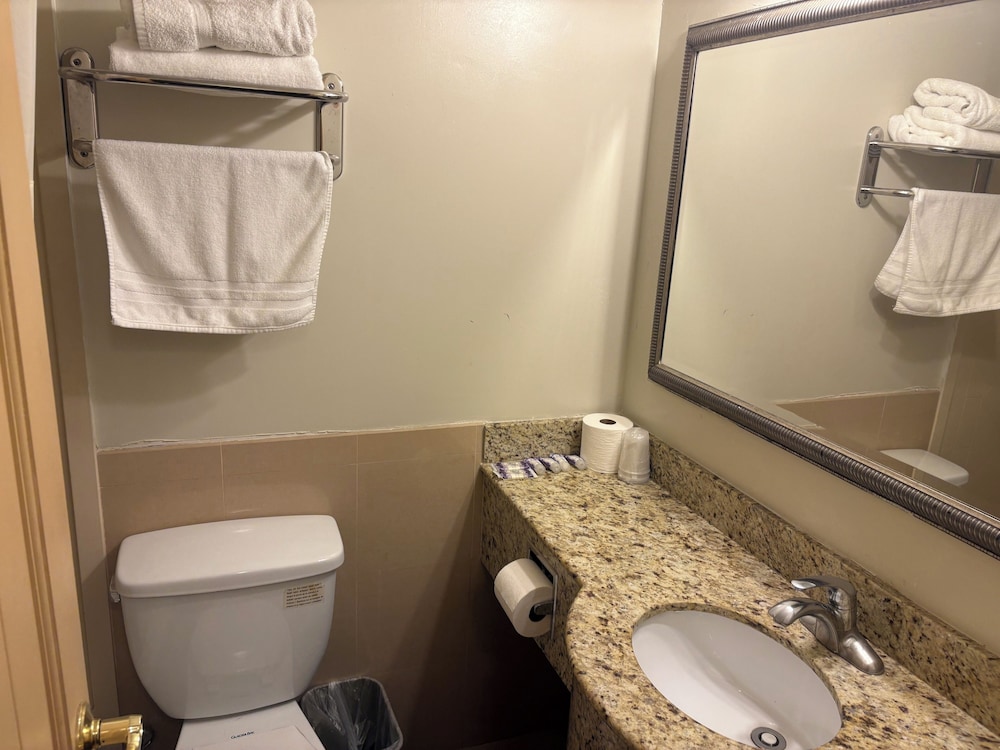 Airway Inn at LaGuardia 43/44