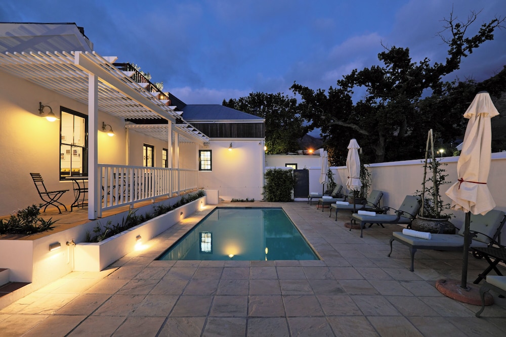 Chapter House Boutique Hotel 36/38
