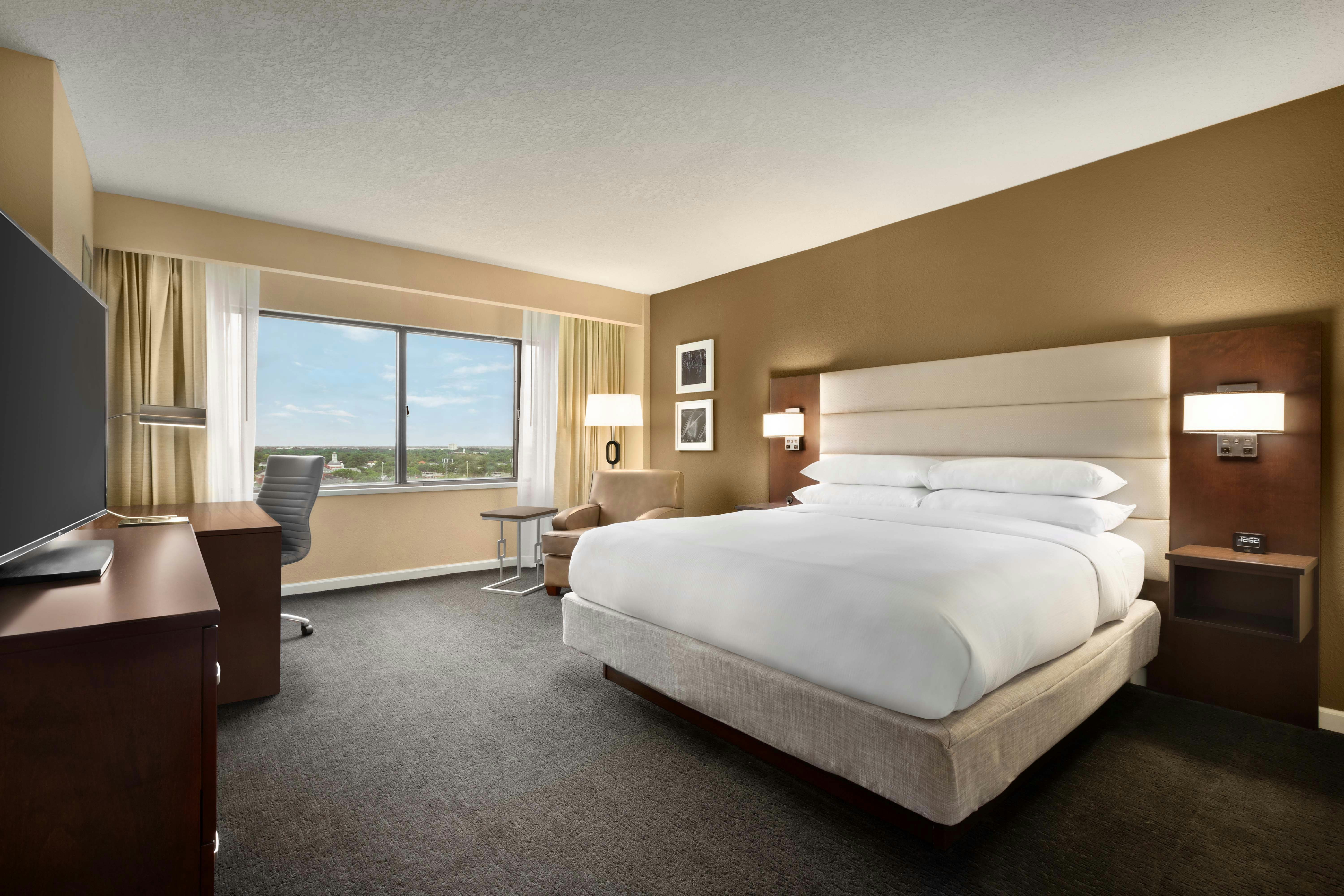ROOM, KING BED