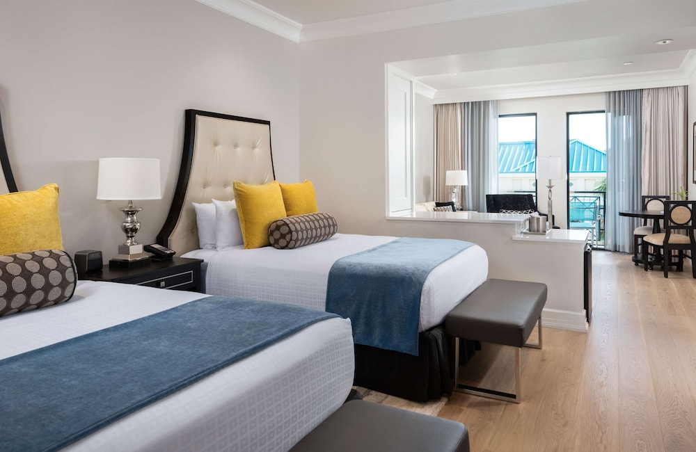 CLUB, SUITE, QUEEN BED
