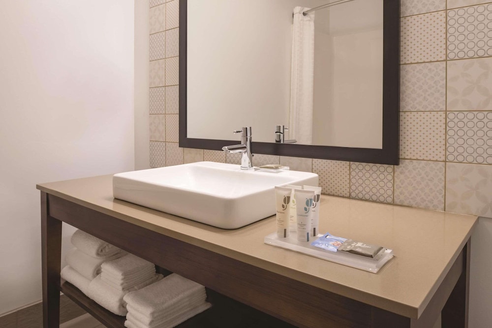 Country Inn & Suites by Radisson, Galena, IL 65/67