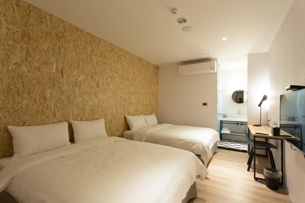 ROOM, QUADRUPLE, NO WINDOW