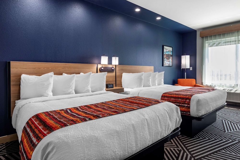 STANDARD, 2 QUEEN BEDS