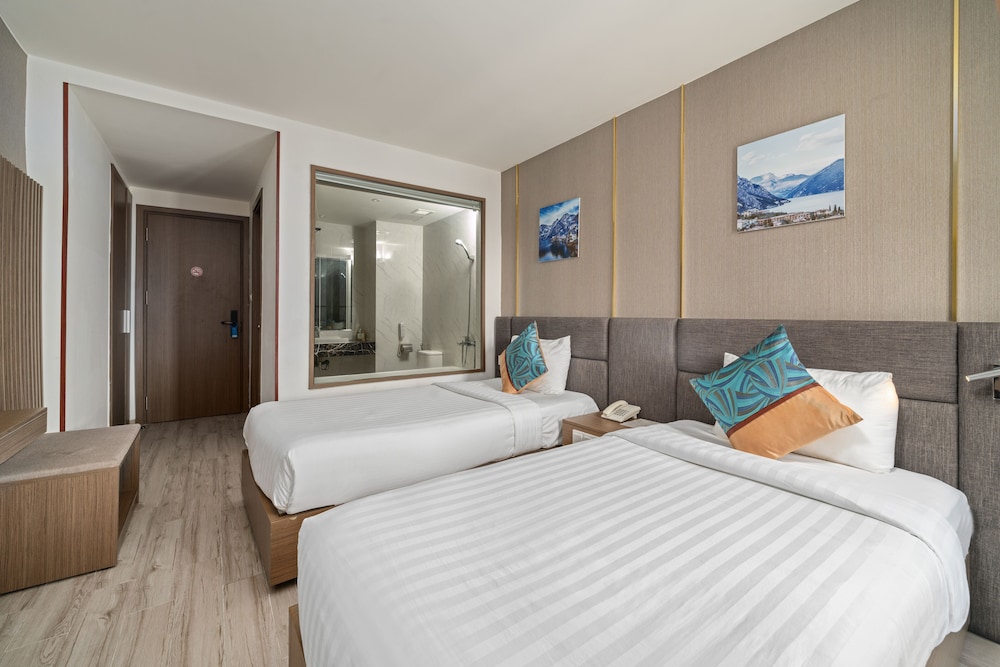 SUPERIOR, TWIN BEDS, CITY VIEW
