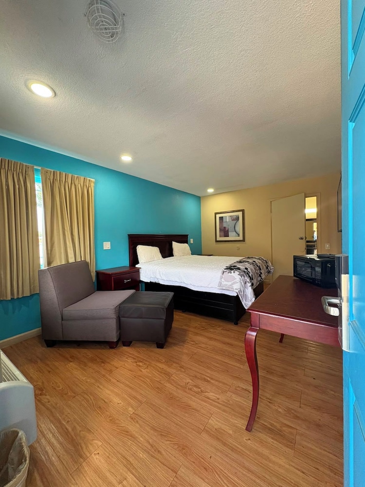 غرفة ديلوكس بسرير كينج، OYO Blue Star Inn 2/10