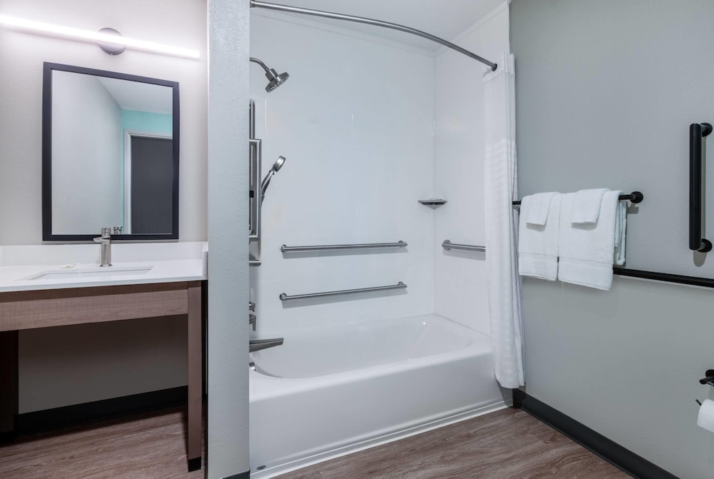 ECHO Suites Extended Stay By Wyndham Naples 83/86