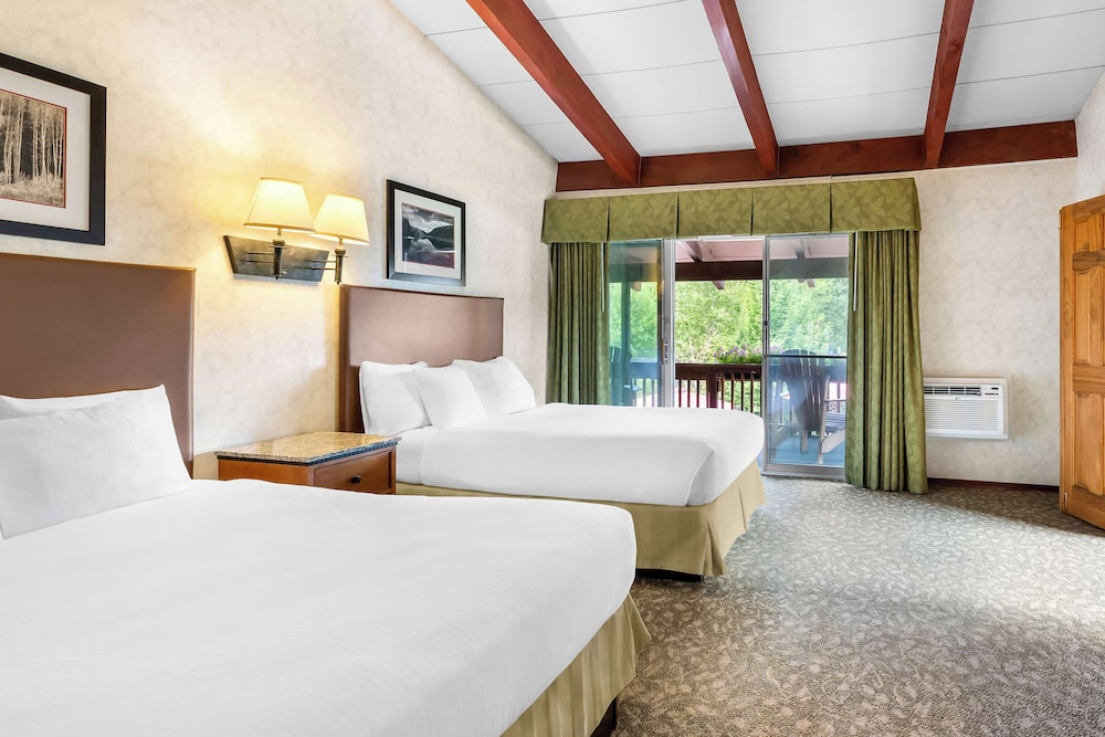 Suite, 2 Queen Beds, Lake View, Sofa, Balcony