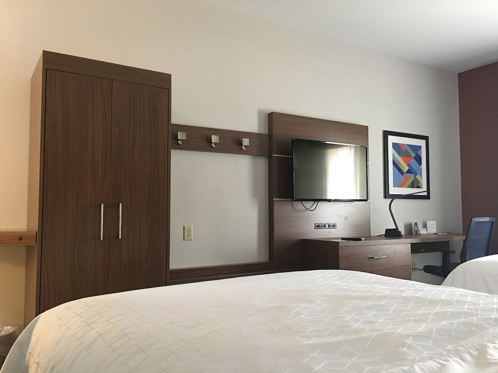 Holiday Inn Express Greensburg 21/50