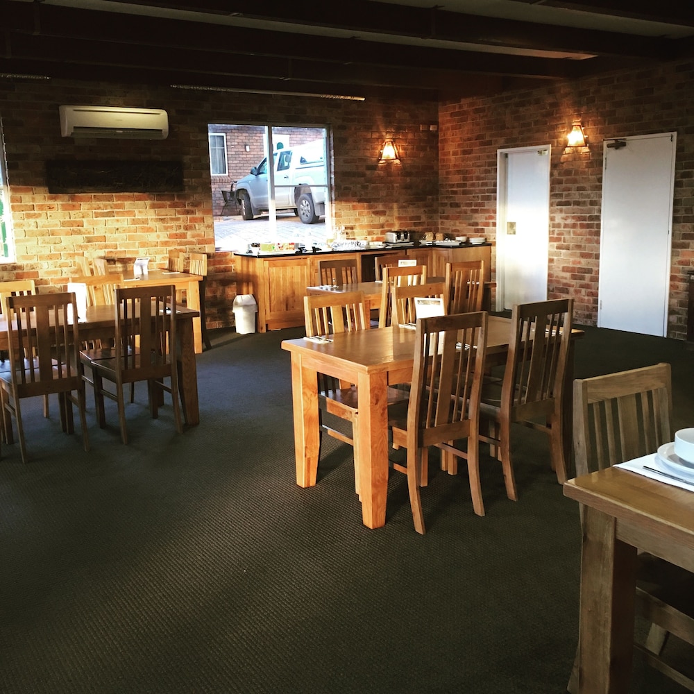 Deer Park Motor Inn And Restaurant 26/50