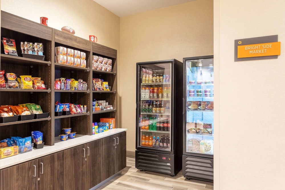 La Quinta Inn & Suites by Wyndham Bloomington 58/64