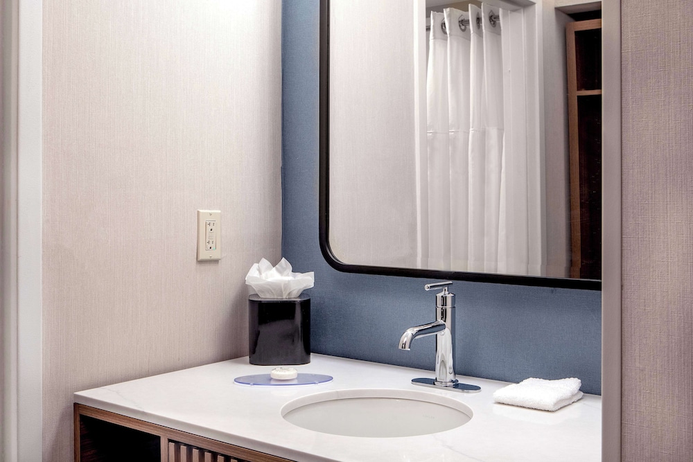 جناح داخلي بسريرين مزدوجين بشرفة بإطلالة، Sonesta Select Boston Foxborough Mansfield 5/5