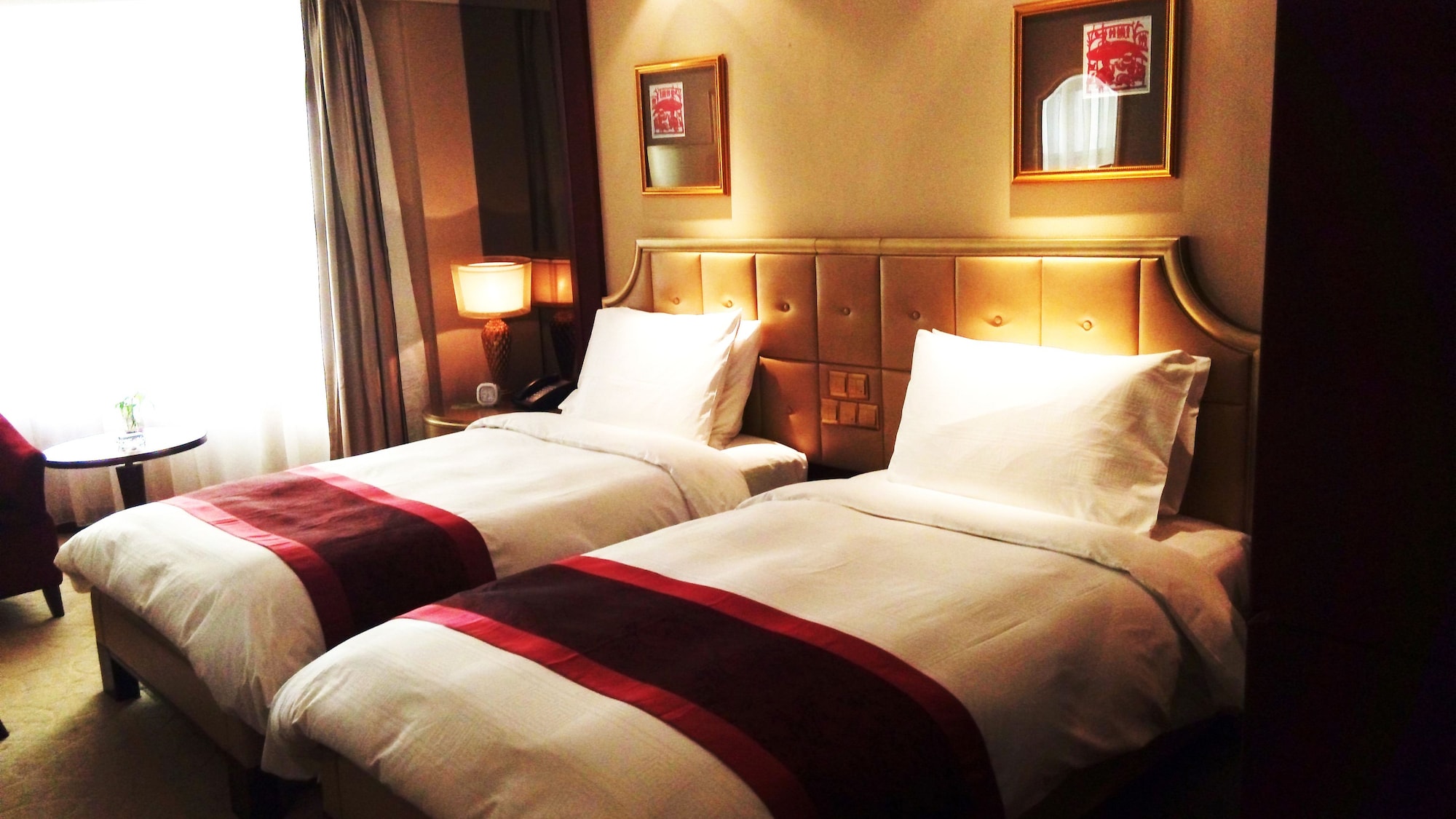 DELUXE, TWIN BEDS