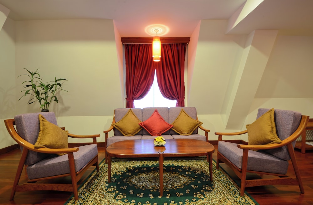 Royal Crown Hotel & Spa 50/70